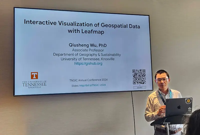 Qiusheng Wu presents his research as part of the open source special interest group. Photo by Mayra Roman-Rivera. 